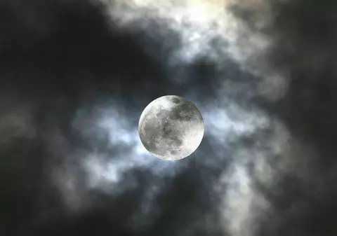 Luna plină poate perturba somnul