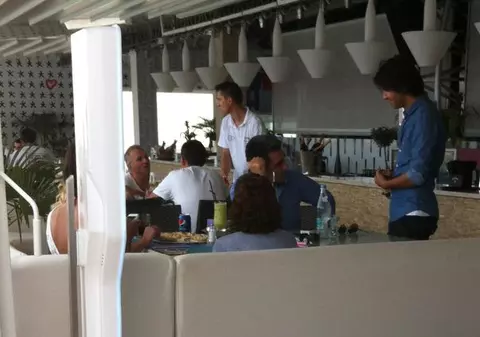 UNDE-S MULTE, PUTEREA LUI CREŞTE! Marcel Toader "vrăjeşte" trei frumoase ÎN ACELAŞI TIMP | FOTO EXCLUSIV