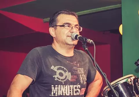 MIHAI MĂRGINEANU cântă şi se dă peste cap CU AVIONUL 