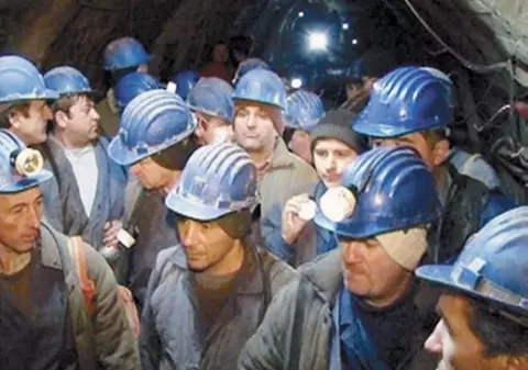Peste o mie de MINERI S-AU BLOCAT ÎN SUBTERAN! Vezi de ce au pornit PROTESTE ŞI LA SUPRAFAŢĂ!