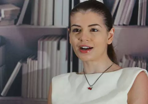 Mister Pink cere, Monica Gabor se supune! Află de ce a plecat de urgenţă fosta divă de la Izvorani în America!