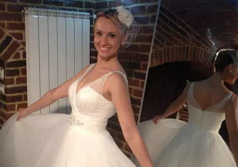 Va schimba 3 ROCHII DE MIREASĂ şi va avea un BUCHET din PERLE ŞI CRISTALE. Vezi ce pregăteşte fosta "Bebeluşă" Oana Ioniţă pentru nunta ei!