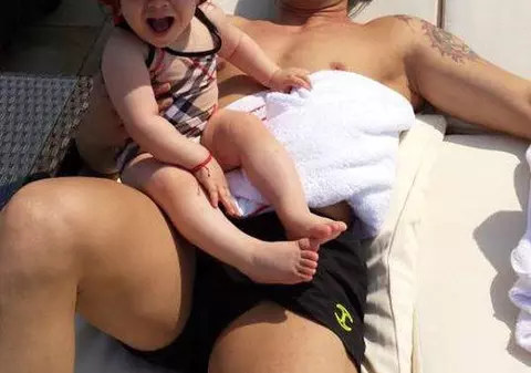 Pepe e în culmea fericirii! Fetiţa lui a făcut primii paşi