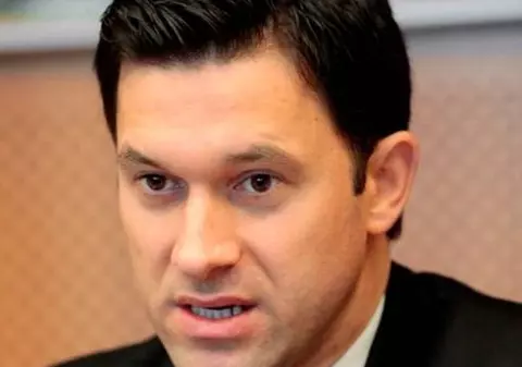 Europarlamentarul Petru Luhan se iubeşte cu o fată de bani gata!