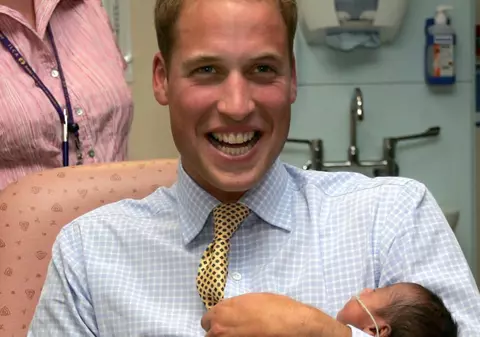 CÂT DE GINGAŞ! Cum arată prinţul William cu bebeluşul în braţe! FOTO