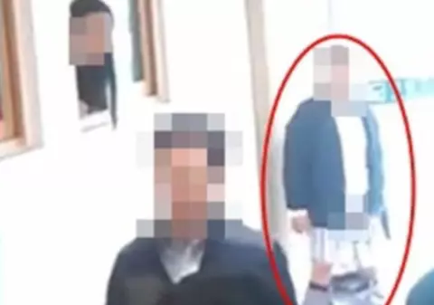 VIDEO +18 | Un profesor s-a excitat când a bătut un elev şi a început să se masturbeze