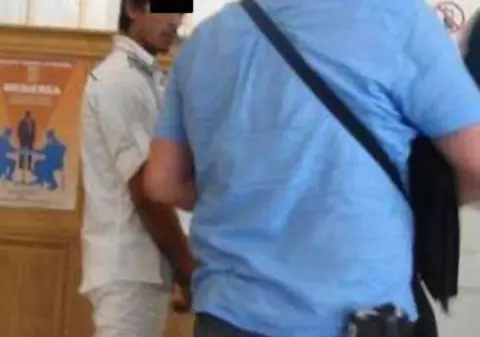 Proxenetul îşi mutila "angajata" când nu producea destui bani 