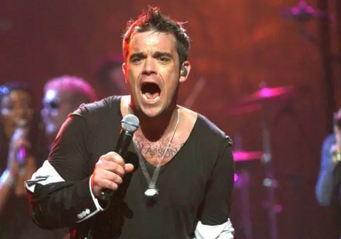 Bătaie cruntă la Londra! Fanii lui Robbie Williams şi-au împărţit pumni şi picioare la un concert - VIDEO