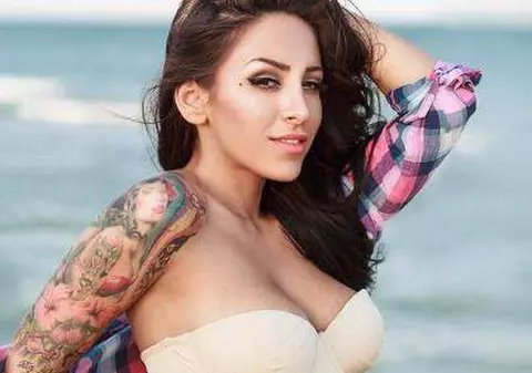 FIŢE DE VEDETĂ! Uite câţi bani cheltuieşte lunar Ruby pe haine! 