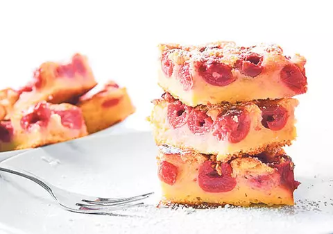 Reţete: Prăjitură pufoasă cu cireşe