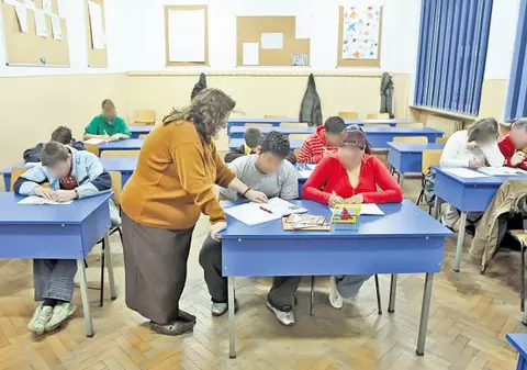 245.387 de români sunt analfabeţi 