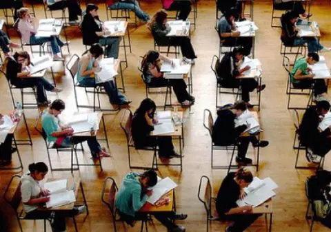 Profesor britanic: Nu se ştie dacă studenţii români vor mai primi împrumut pentru studii