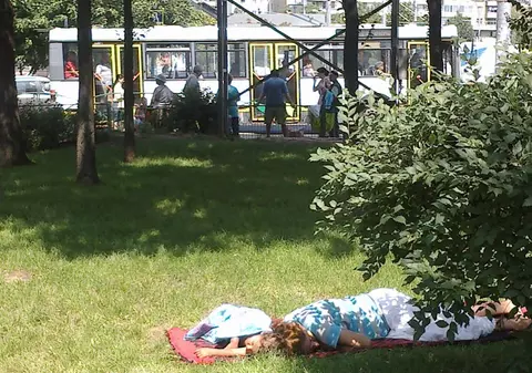 Le-a fost cald şi au zis să se răcorească în intersecţie! 