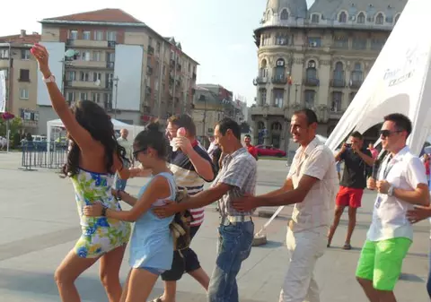 ANDREEA TONCIU, luată la dans pe străzile din Craiova
