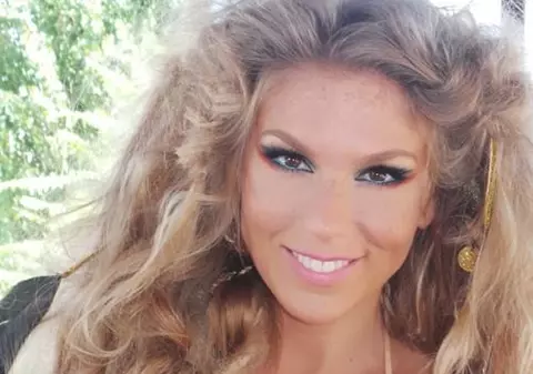 IMAGINI EMOŢIONANTE. Corina FACE COZONACI ŞI PÂINE alături de BUNICA EI