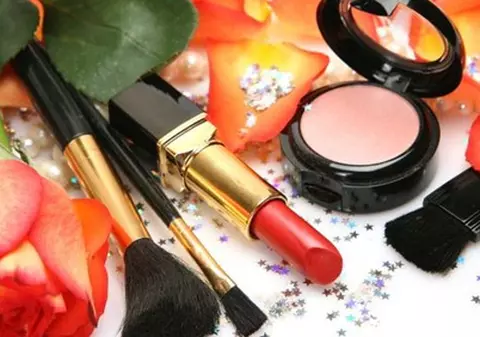 Frumuseţe: Ce trebuie să conţină trusa ta de cosmetice pentru vară?