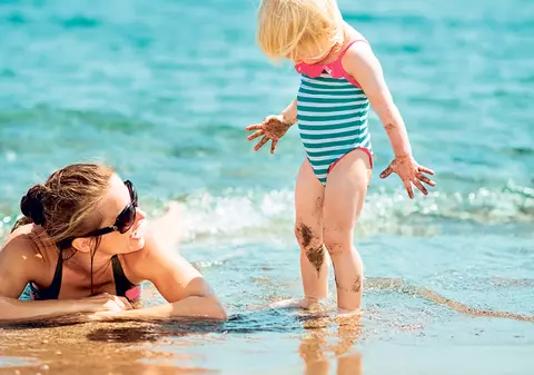 Cel mic se teme de apă? Sfaturi utile pentru ca prima întâlnire cu marea să nu-l înspăimânte