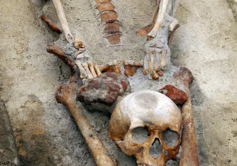 MACABRU! Schelete de vampiri, descoperite în Polonia! TEORII NOI DESPRE CUM ERAU UCIŞI | Foto