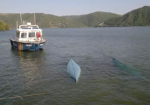 Patru cehi au fost salvaţi de la înec, după ce velierele lor s-au răsturnat pe Dunăre