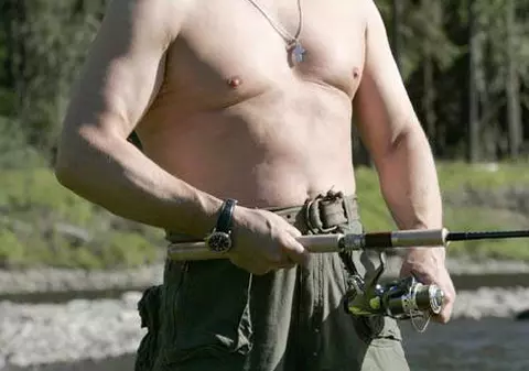 Vladimir Putin practică înotul pentru a se menţine în formă!