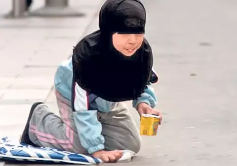 Zeci de copii legați cu lanțuri și obligați să cerșească, în Baia Mare!