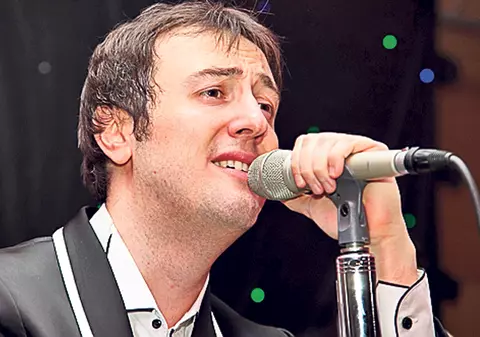 Călin Geambaşu repetă cu trupa sa după miezul nopţii: «De 18 ani, mă culc doar la 4 dimineaţa!»