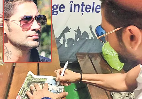Connect-R dă autografe pe ziarul Libertatea cu el pe prima pagină | FOTO ÎN ARTICOL