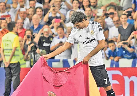 Olé, Raul! Legendarul atacant spaniol a făcut pe toreadorul