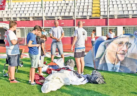 Greva foamei în Giuleşti! Fanii Rapidului au început ieri să protesteze faţă de şefii fotbalului românesc | FOTO