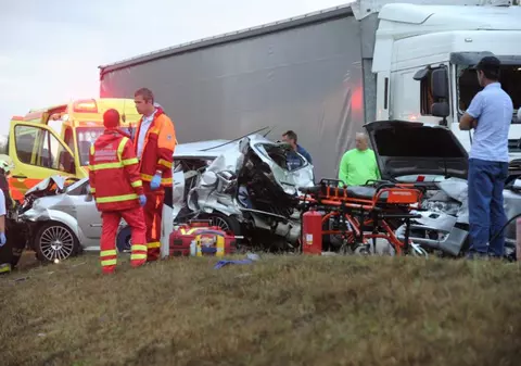 ACCIDENT TRAGIC ÎN UNGARIA: 3 ROMÂNI MORŢI şi 18 RĂNIŢI! FOTO&VIDEO
