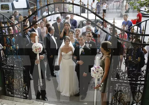 Mădălina Ghenea are deja CIUDĂŢENII DE VEDETĂ! La nunta fratelui ei, a pus TOŢI INVITAŢII să facă YOGA! FOTO 