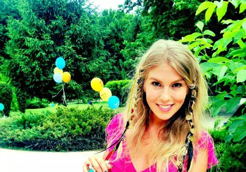 SE REINVENTEAZĂ MEREU! Vara asta Corina a adoptat STILUL HIPPIE! FOTO