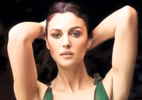 DEZVĂLUIRI DUREROASE din casa superbei MONICA BELLUCCI. De ce i-a dat PAPUCII soţului ei