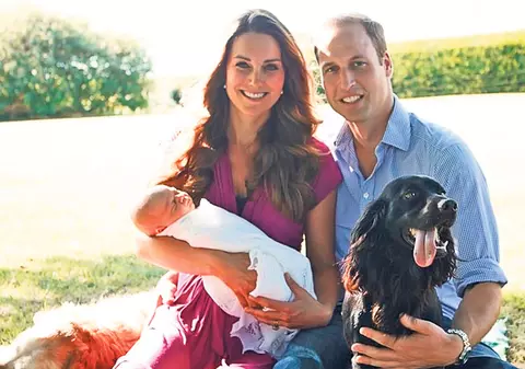 Prinţul George doarme pe rupte în prima sa poză oficială
