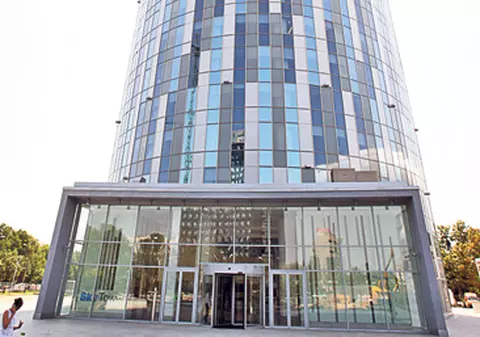 Lucrează agăţat în corzi la 125 de metri