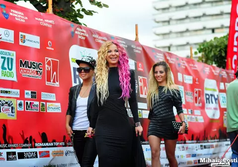 Cu părul pe jumătate blond, pe jumătate roz, o cântăreaţă de la noi a venit la un eveniment DE MÂNĂ CU "IUBITA"