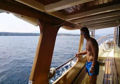 Mircea Badea: "SĂ-ŢI IAU FAMILIA ÎN P**Ă. MAI EŞTI ŞI UŞOR  DE GĂSIT, C******E". REACŢIE GOLĂNEASCĂ pe FACEBOOK de la o FOTO