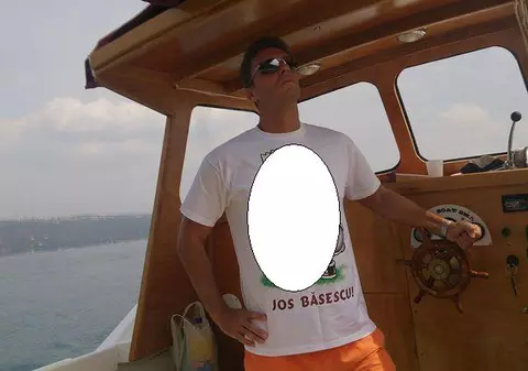 Mircea Badea riscă multe cu un MESAJ INDECENT la adresa lui Băsescu! Vedeta TV, DEDICAŢIE +18 | FOTO