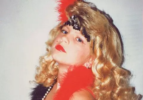 Aşa arăta în copilărie una dintre cele mai cunoscute cântăreţe din lume! O recunoşti? FOTO