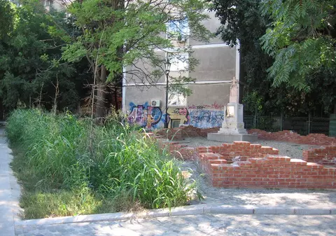 Monumentul cuvântului "puşcărie" a fost năpădit de stufăriş