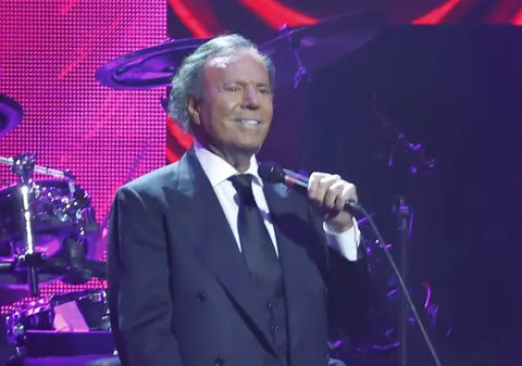 Concert de zile mari! Julio Iglesias cântă la Bucureşti cu orchestra proprie