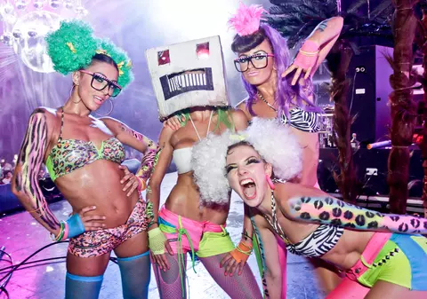 Cinci designeri români, invitați la aniversarea clubului Privilege