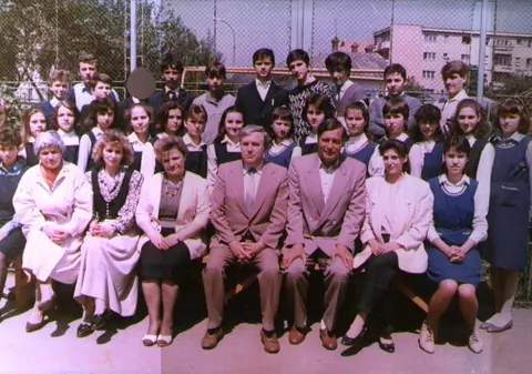 Colegii ÎL PORECLISERĂ "Screech" şi era printre CEI MAI MICI din clasă. RECUNOŞTI VEDETA? 