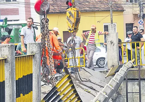 Incredibil! Un pod s-a rupt în bucăți