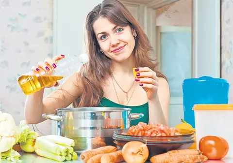 Mici trucuri ca să nu mai arunci mâncarea | Ţine uleiul la întuneric, să nu se râncezească
