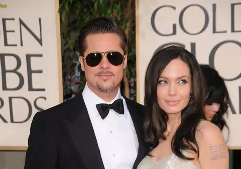 Angelina Jolie şi Brad Pitt sunt părinţi generoşi! I-au făcut cadou lui Maddox o chitară de 6.000$!