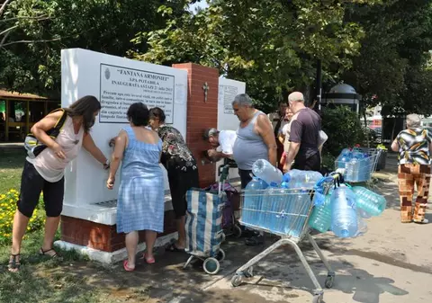 Nu cu un bidon, nici cu două. AŞA iau bucureştenii APĂ de la fântână!