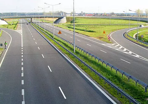 Scandalos! România a plătit pentru un kilometru de autostradă de 4 ori mai mult ca Bulgaria  