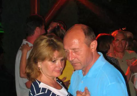 Traian Băsescu şi familia lui, DISTRACŢIE PE CINSTE la restaurantul Cireşica din Olimp!