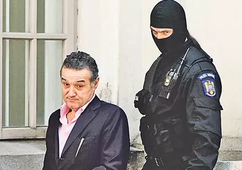 FOTO EXCLUSIV | GIGI va fi DOCTOR ÎN DREPT! Vezi de la cine învaţă în puşcărie totul despre legile din România